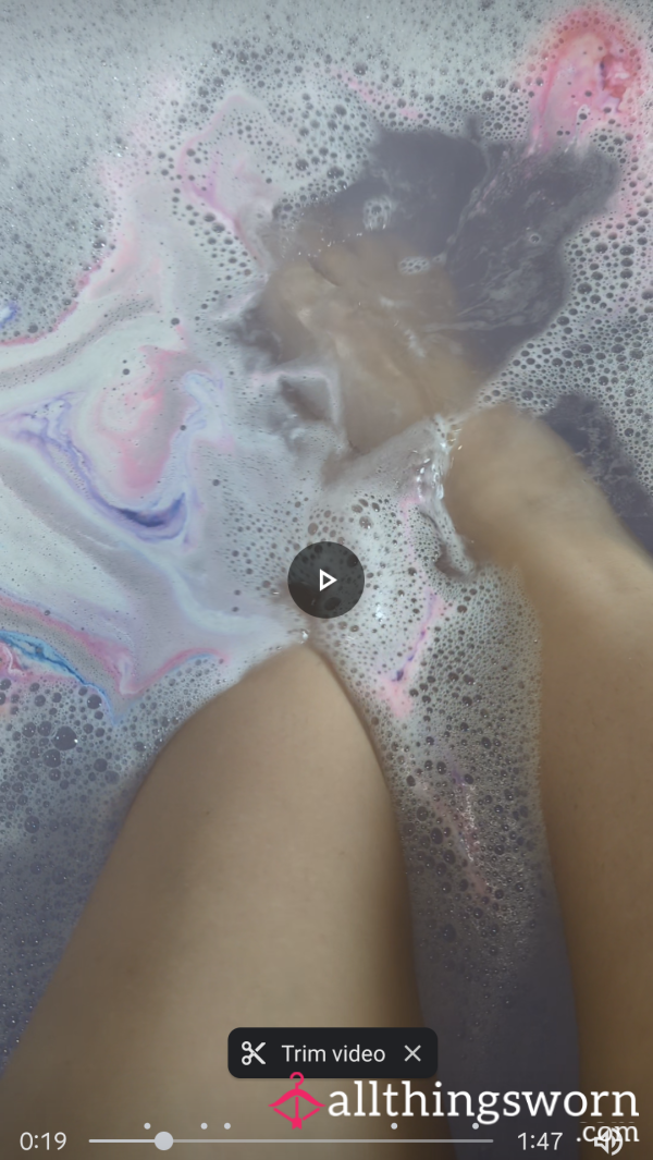 1 Min 47 + 15 Photos Feet In Foamy Colourful Bath