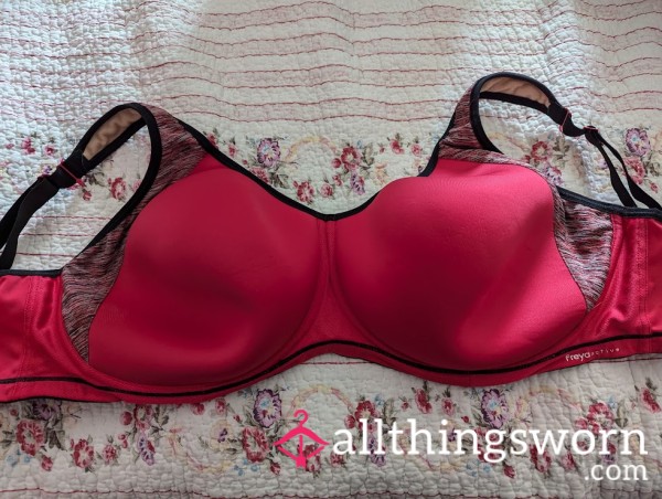 30J// Red Sports Bra With Underwire