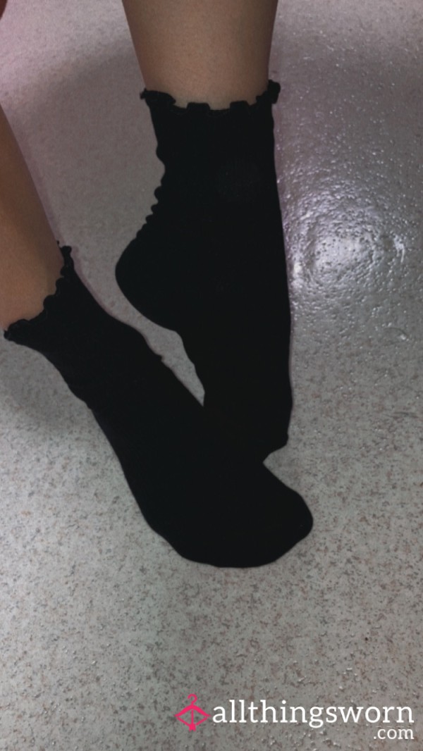 BLACK RUFFLED SOCKS