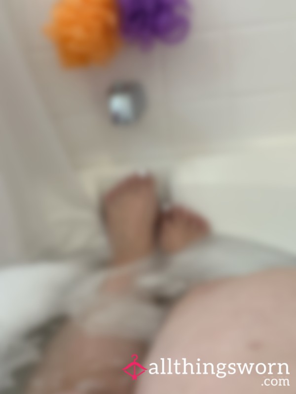 Bubbles & Toes 🛁🤭