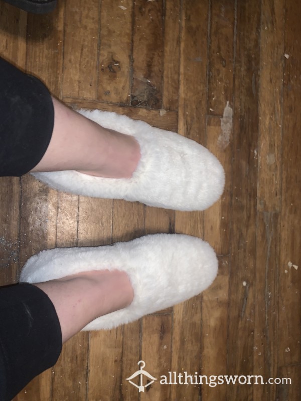 🤍 CUSTOM WHITE FUZZY SLIPPERS 🤍