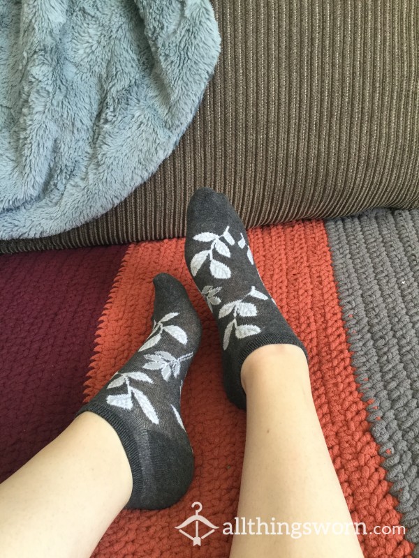 Dark Flor*l Ankle Socks