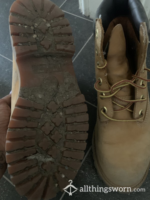 UK 5, Dirty Muddy Timberland Boots Thick Tread With Mud Stuck In.