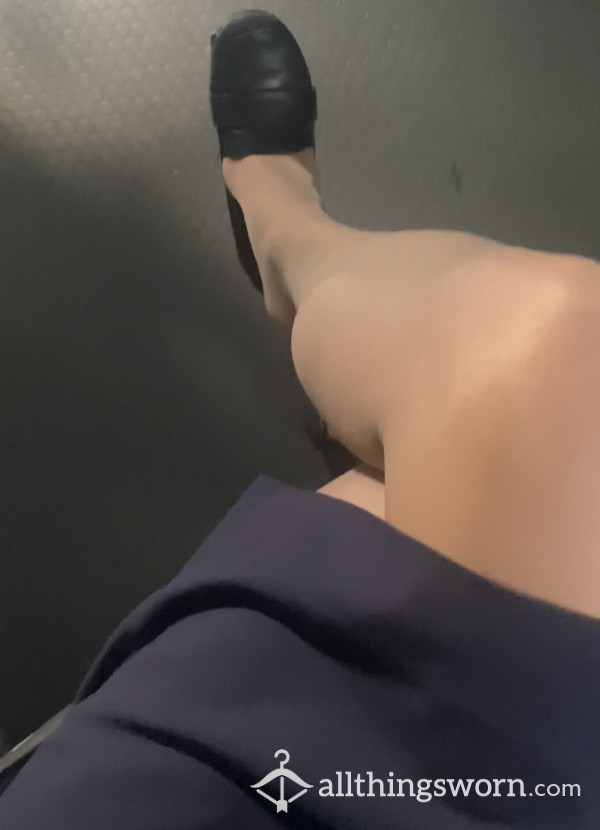 Flight Attendant Dangling Shoe On Descent 🦶