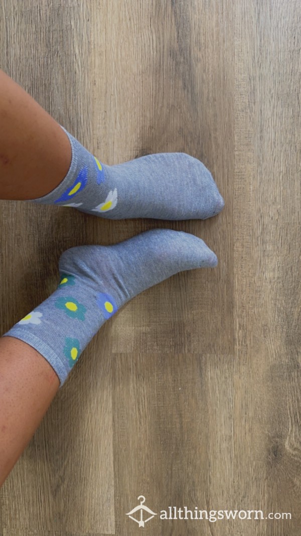 Gray Flor*l Socks 🌼