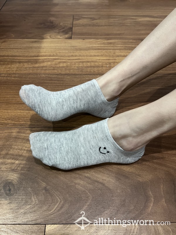 Gray No Show Socks With St*tched Smiley