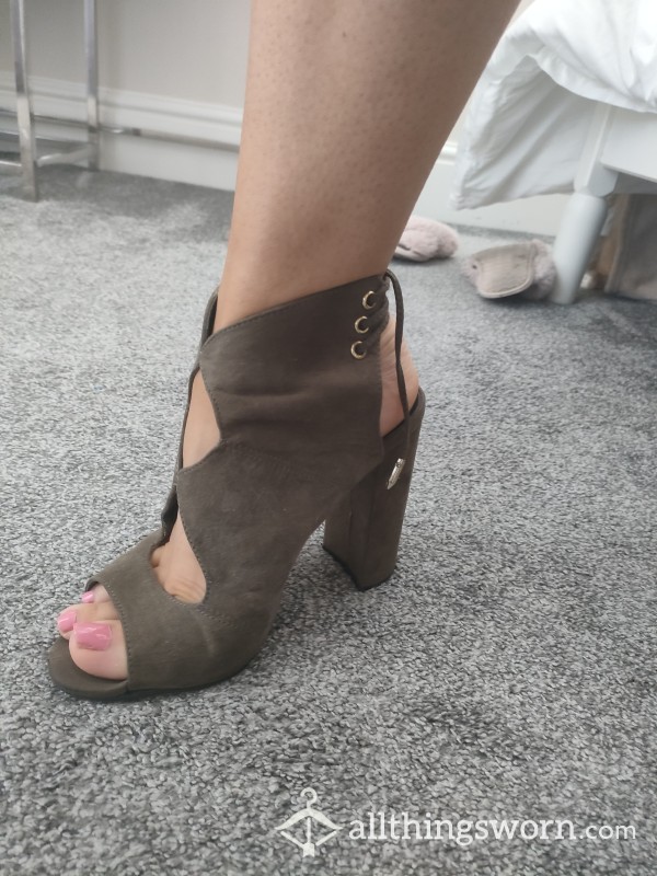 Khaki P**p Toe Heels