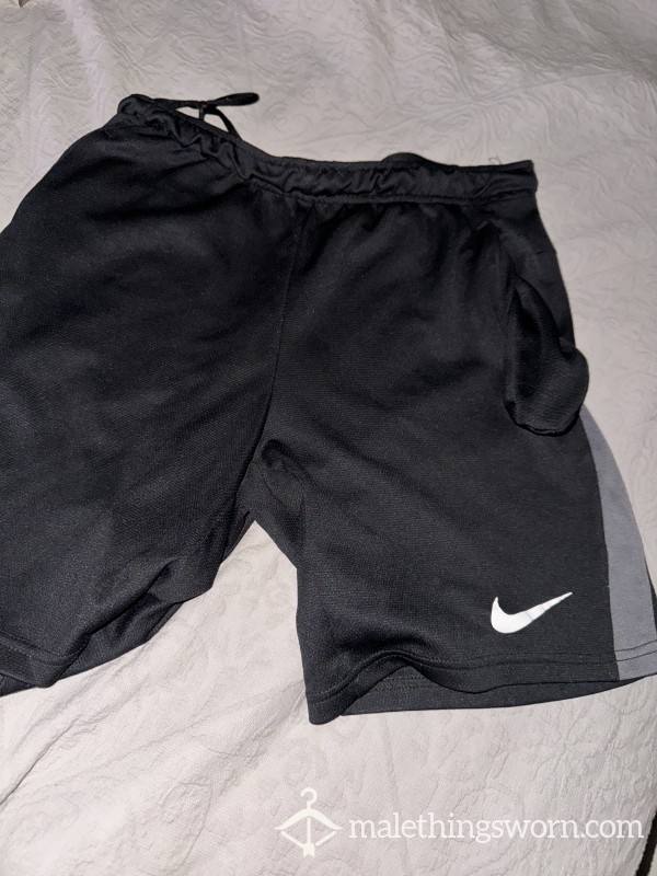 NIKE SWEATY GYM SHORTS