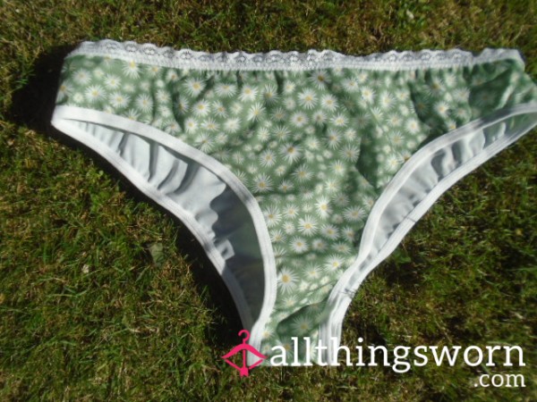 💚Pale Green Daisy Print Panties💚