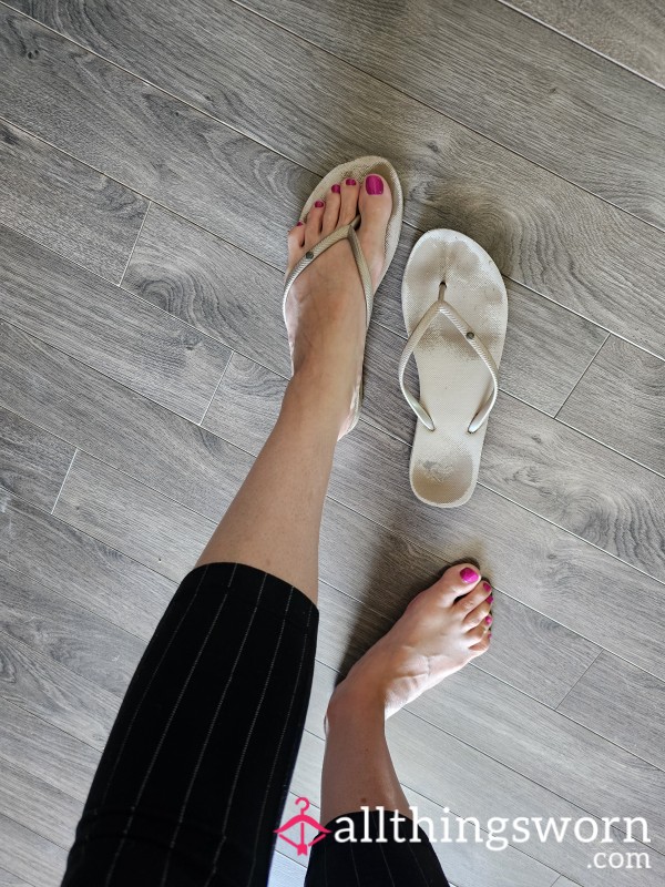 Roxy Beige Flip Flops Size 8/9