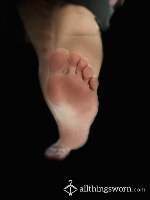 Soles Of My Pet*te Feet 🦶🏻