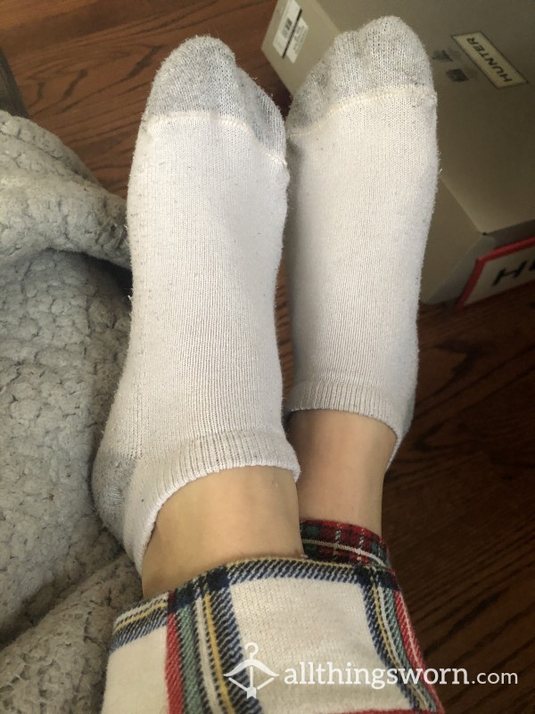 Super Old And Worn Hanes On Pet*te Feet