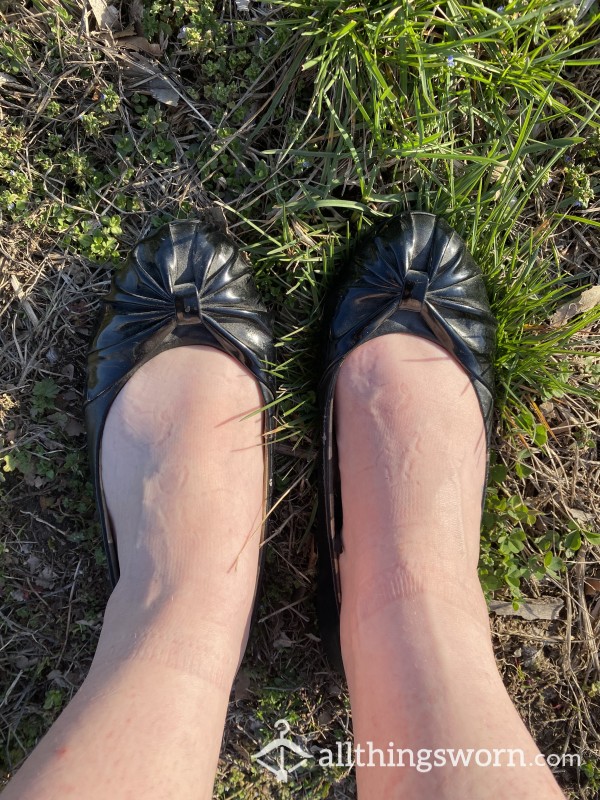 Well Worn Black Ballet Flats Size 7 With Cute Bow Toe