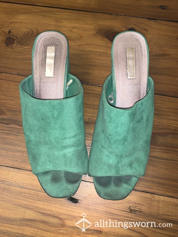 Well-Worn Green Suede P**p Toe Heeled Mules