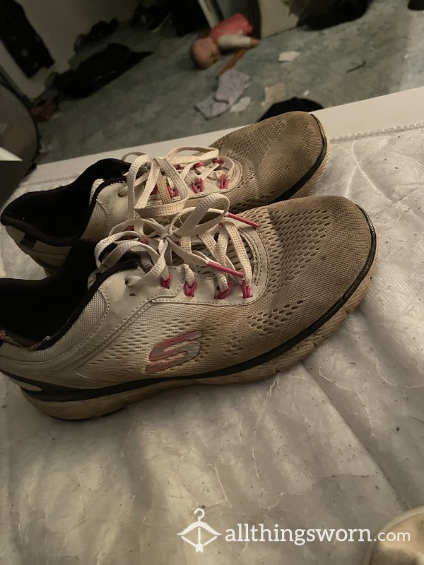 Well Worn Skecher Sneakers, Size 7US