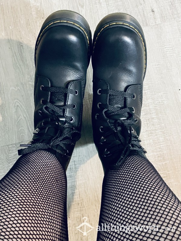 Worship At My Feet (Docs And Fishnets)